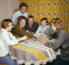 Gezin_speelt_ganzenbord_-_Family_enjoying_each_others_company_6437678899