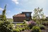 houten huis met sedum groen arkel